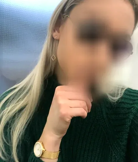 Laura, 24