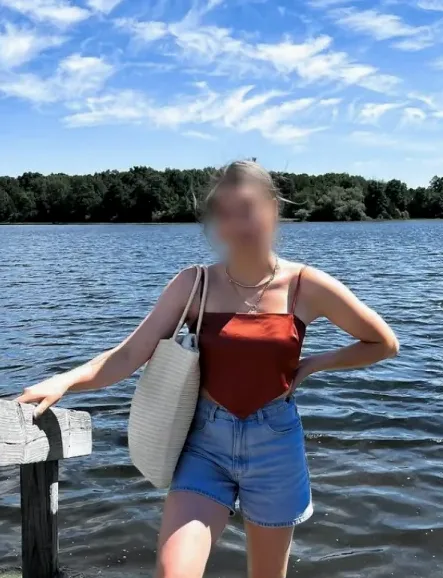 Laura, 24
